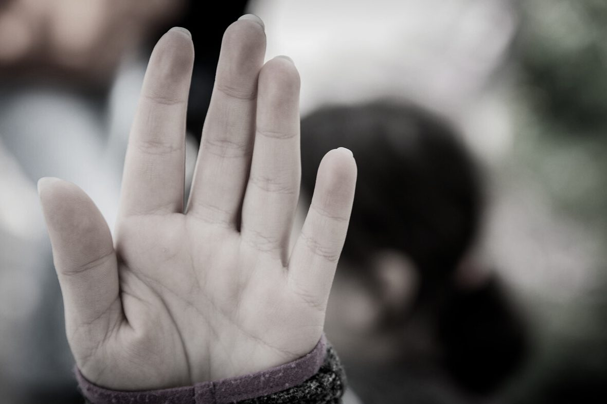 Schwarz-weiße Zeichnung mit Worten zum Thema Konflikt, darunter Stress und Sicherheit.